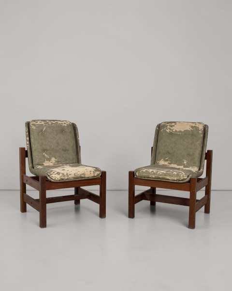 Par de Poltronas, Anos 60 - Produzidas em madeira nobre, destacam-se pelo desenho elegante e pela excelente qualidade construtiva, sendo peças versáteis para compor diferentes ambientes. Medindo 83 cm