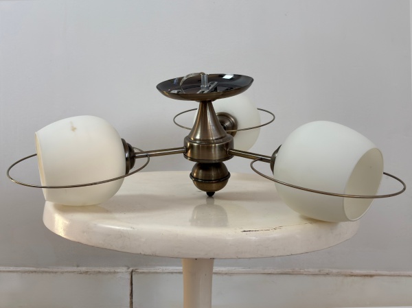Antigo Lustre - Peça de iluminação de época, apresenta desenho clássico e grande apelo decorativo, sendo ideal para compor ambientes com personalidade e elegância. Além de sua função prática, destaca-