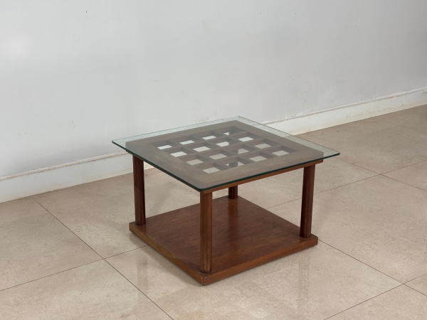 Mesa de Centro - Produzida em madeira nobre, com tampo em vidro, apresenta desenho elegante e atemporal, valorizando os materiais e a qualidade construtiva. Uma peça versátil, ideal para compor salas