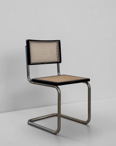 Cadeira, estilo Cesca - Apresenta desenho leve e elegante, com linhas curvas e estrutura característica do modelo, sendo uma peça versátil para diferentes ambientes. Medindo 82 cm de altura, 45 cm de