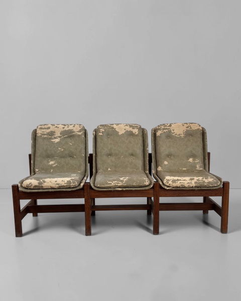 Longarina, Anos 60 - Produzida em madeira nobre, apresenta desenho elegante e excelente qualidade construtiva, sendo ideal para compor salas de estar, halls ou ambientes corporativos. Medindo 170 cm d