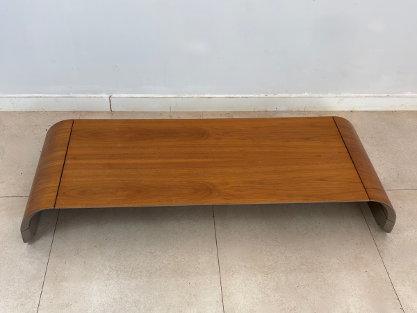 Mesa de Centro Contemporânea - Apresenta design de linhas retas e proporções generosas, destacando-se pela estética minimalista e pela versatilidade na composição de diferentes ambientes. Uma peça que