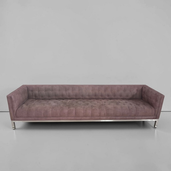 Sofá Contemporâneo - Com pés em metal, apresenta desenho de linhas modernas e proporções generosas, unindo conforto e elegância. Uma peça versátil, ideal para compor ambientes amplos e sofisticados. M