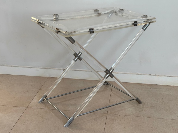 Aparador, Anos 70 - Produzido em acrílico, com linhas limpas e visual leve, valorizando a transparência do material. Seu sistema expansível proporciona maior versatilidade de uso, adaptando-se a difer