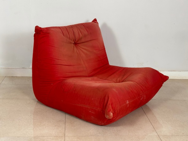 Poltrona, Estilo Togo - Produzida integralmente em espuma, apresenta design orgânico e baixo, inspirado no icônico modelo Togo, reconhecido pelo conforto excepcional e pela estética contemporânea. Uma