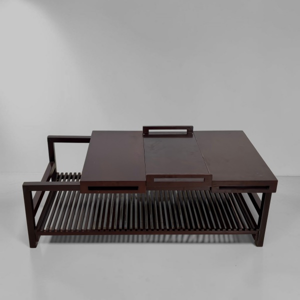 Mesa de Centro Contemporânea - Com linhas limpas e proporções equilibradas, é uma peça versátil que se adapta a diferentes estilos de decoração, unindo funcionalidade e elegância. Medindo 130 cm de co