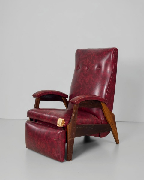 Espreguiçadeira, Anos 60 - Produzida em madeira nobre, apresenta desenho funcional e estrutura articulada, permitindo seu uso em diferentes posições com conforto e praticidade. Medindo 100 cm de altur