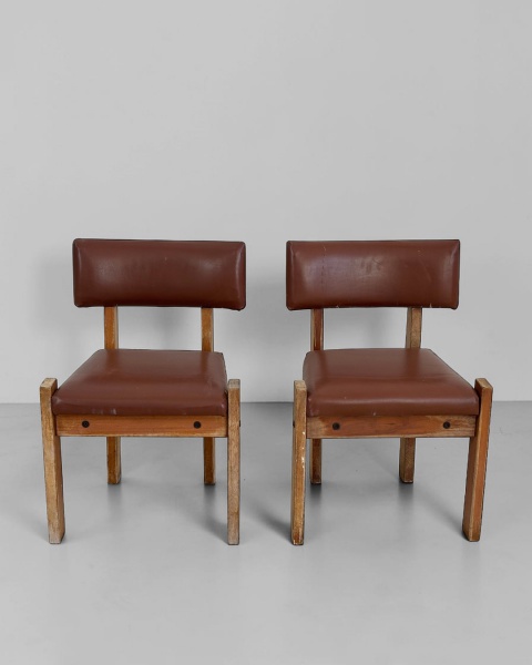 Par de Cadeiras, Anos 60 - Produzidas em madeira nobre, apresentam desenho característico do mobiliário moderno da década de 1960, com linhas equilibradas e excelente qualidade construtiva. Peças eleg