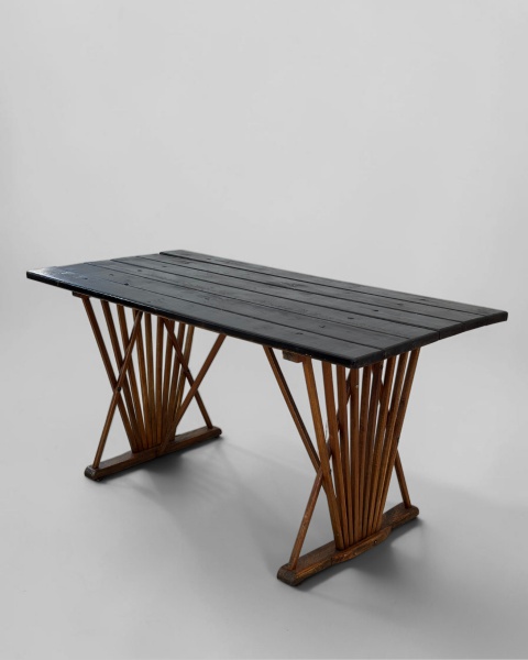 Mesa Rústica - Produzida em madeira nobre, com tampo ebanizado, destaca-se pela robustez e pelo acabamento marcante, valorizando os veios e a tonalidade natural da madeira. Medindo 170 cm de comprimen