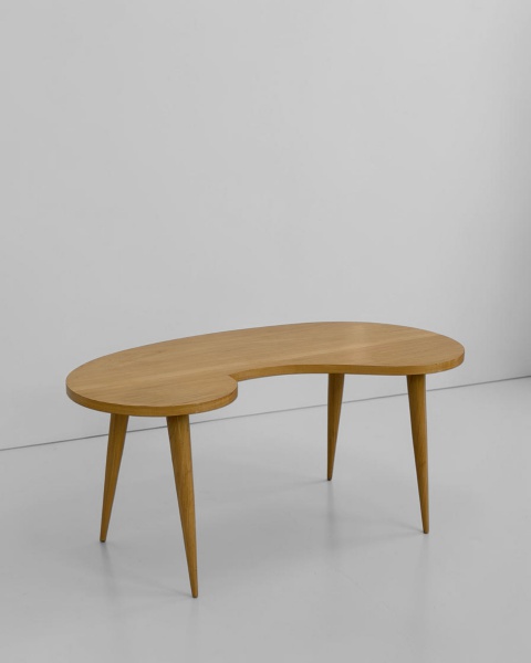 Mesa de Centro, estilo Feijão - Produzida em madeira nobre, apresenta tampo de formato orgânico e acabamento que valoriza a beleza natural da madeira. Uma peça versátil e de forte apelo decorativo, id