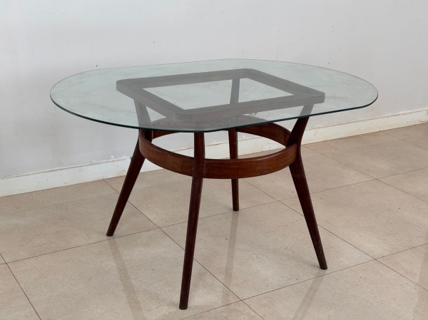 Mesa de Jantar, Anos 60 - Produzida em madeira nobre, com tampo em vidro, destaca-se pela combinação entre a estrutura em madeira e a leveza visual do vidro. Peça elegante e versátil, ideal para compo