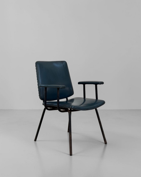 Cadeira, Anos 60 - Produzida em ferro tubular, apresenta estrutura leve e desenho de linhas simples, valorizando o caráter funcional e moderno da peça. Medindo 82 cm de altura, 62 cm de largura e 50 c