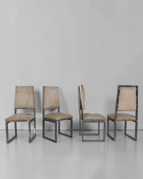 Set de 4 Cadeiras, Anos 70 - Produzidas em ferro cromado, apresentam estrutura de linhas leves e acabamento metálico, conferindo um visual moderno e marcante ao conjunto. Cada cadeira mede 110 cm de a