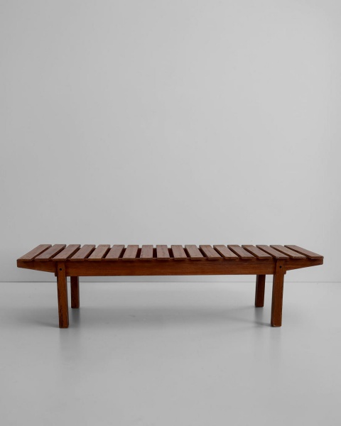 Banco ripado, Anos 60 - Produzido em madeira nobre, destaca-se pelo trabalho ripado e pelo desenho leve e elegante, valorizando a beleza natural da madeira. Medindo 170 cm de comprimento, 49 cm de lar