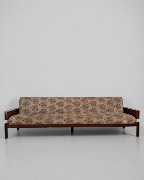 Sofá, estilo Lafer - Produzido em jacarandá laminado, apresenta desenho elegante e valorização dos veios naturais da madeira, remetendo ao mobiliário moderno brasileiro. Medindo 270 cm de comprimento,