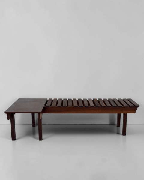 Banco, Anos 60 - Produzido em madeira nobre, destaca-se pelo desenho simples e pela robustez da construção, valorizando a beleza natural da madeira. Medindo 160 cm de comprimento, 70 cm de profundidad