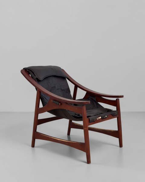 Poltrona Contemporânea - Apresenta desenho de linhas modernas e proporções generosas, unindo conforto e elegância. Uma peça versátil, ideal para compor diferentes ambientes. Medindo 86 cm de altura, 7