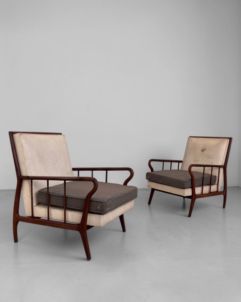 Par de Poltronas, Rino Levi - Produzidas em madeira nobre, apresentam desenho elegante e linhas equilibradas, valorizando a simplicidade e a qualidade construtiva do mobiliário moderno brasileiro. Med