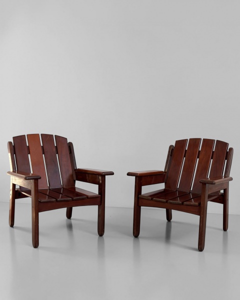 Par de Poltronas, Sergio Rodrigues (atribuído) - Produzidas em madeira nobre, apresentam desenho elegante e linhas marcantes, valorizando a beleza natural da madeira e a estética do mobiliário moderno