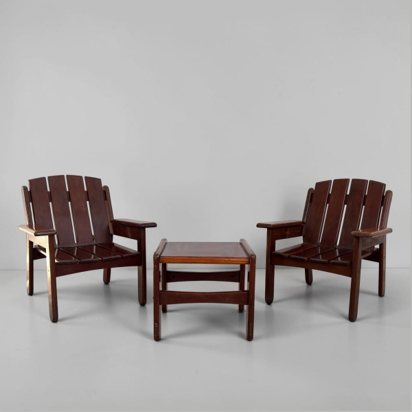 Par de Poltronas, Sergio Rodrigues (atribuído) - Produzidas em madeira nobre, apresentam desenho elegante e linhas marcantes, valorizando a beleza natural da madeira e a estética do mobiliário moderno
