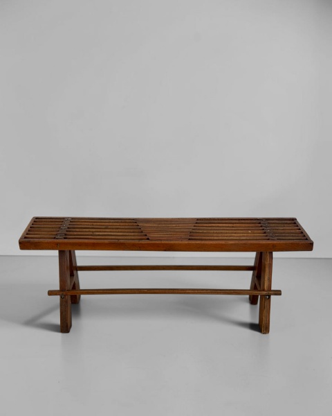 Banco Rústico - Produzido em madeira nobre, apresenta desenho simples e robusto, valorizando a beleza natural e a rusticidade da madeira. Mede 145 cm de comprimento, 37 cm de largura e 50 cm de altura