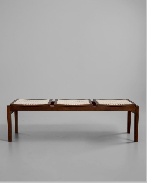 Banco Contemporâneo - Produzido em madeira nobre, apresenta desenho elegante e linhas marcantes, valorizando a beleza natural da madeira e a estética contemporânea. Mede 150 cm de comprimento, 40 cm d