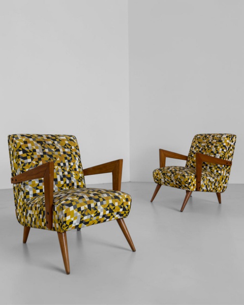 Par de Poltronas - Produzidas em madeira nobre, apresentam desenho elegante e linhas marcantes, valorizando a beleza natural da madeira e a estética do mobiliário. Medindo 75 cm de altura, 55 cm de la