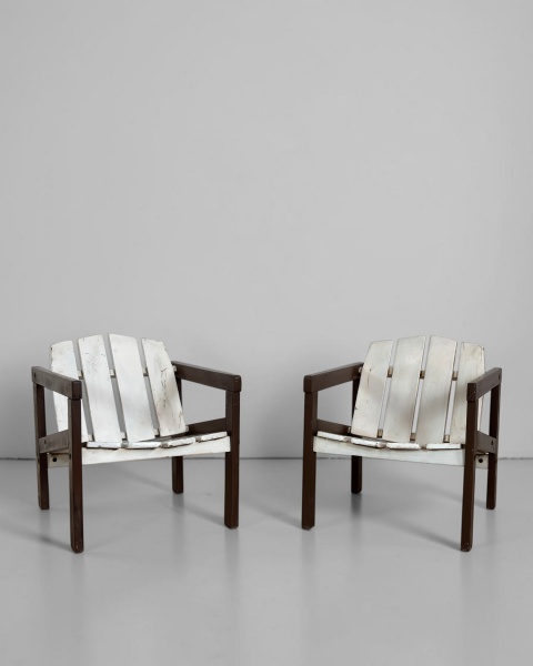 Par de Poltronas, Sergio Rodrigues (atribuído) - Produzidas em madeira nobre, apresentam desenho elegante e linhas marcantes, valorizando a beleza natural da madeira e a estética do mobiliário moderno