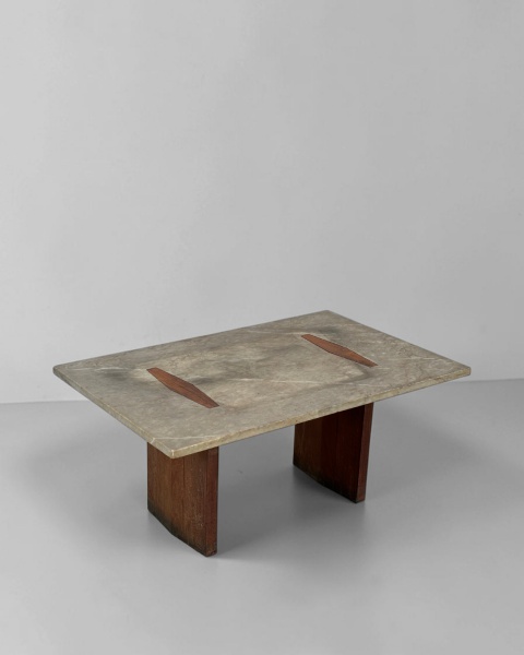 Mesa de Centro, Jorge Zalszupin - Produzida em madeira nobre e mármore, apresenta desenho elegante e linhas marcantes, valorizando a combinação entre a madeira e o mármore. Medindo 96 cm de compriment