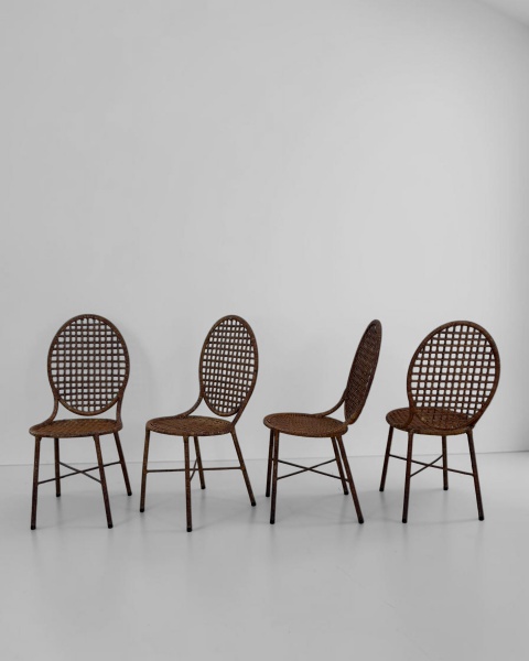 Set de 4 Cadeiras - Produzidas em ferro tubular e junco, apresentam desenho elegante e estrutura leve, valorizando a combinação entre os materiais e a estética do mobiliário moderno. Medindo 92 cm de