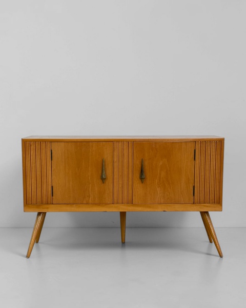 Armário Pé Palito - Produzido em madeira nobre, apresenta desenho elegante e linhas retas, com característicos pés palito que valorizam a estética do mobiliário moderno. Medindo 122 cm de comprimento,