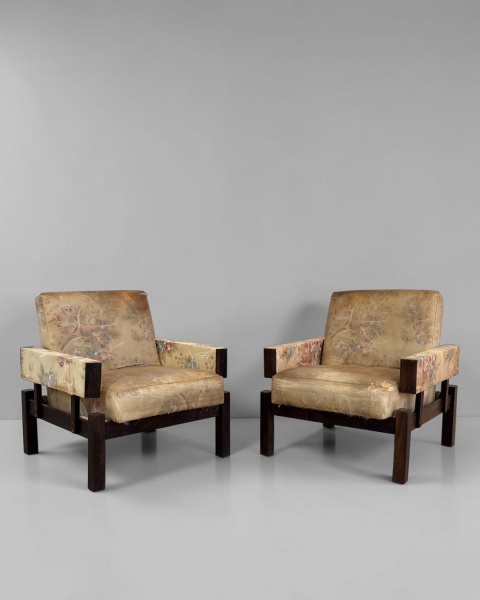 Par de Poltronas, Anos 60 - Produzidas em madeira nobre, apresentam desenho elegante e linhas marcantes. Medindo 78 cm de altura, 75 cm de largura e 74 cm de profundidade. Por se tratar de peças de ép