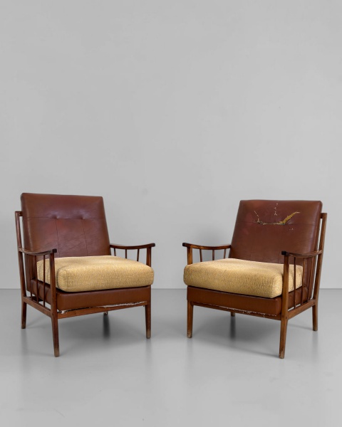 Par de Poltronas, estilo Rino Levi - Produzidas em madeira nobre, apresentam desenho elegante e linhas marcantes, valorizando a beleza natural da madeira e a estética do mobiliário moderno brasileiro.
