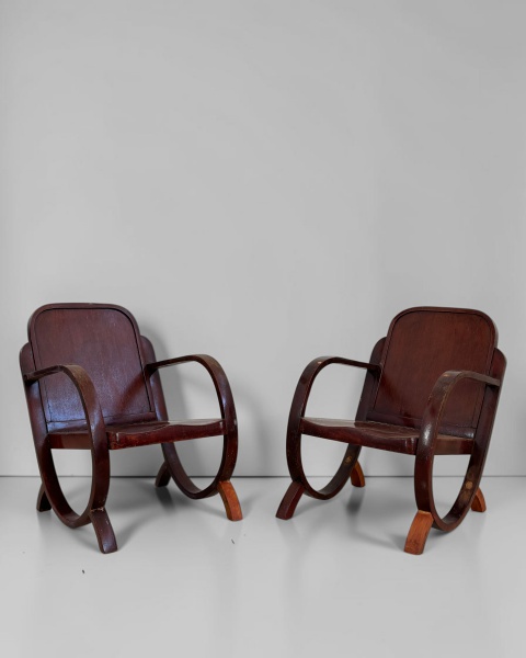 Par de Poltronas, Walter Gerdau - Produzidas em madeira nobre vergada, apresentam desenho elegante e linhas marcantes, valorizando o trabalho da madeira e a estética do mobiliário moderno brasileiro.
