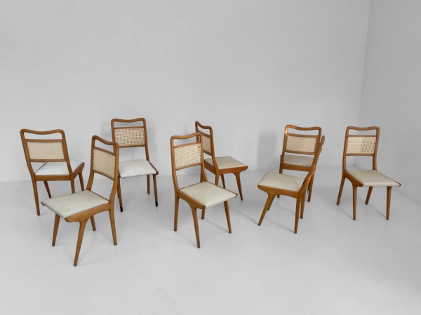 Set de 8 Cadeiras - Produzidas em madeira de marfim, com encosto em palha sintética, apresentam desenho elegante e linhas marcantes, valorizando a combinação entre a madeira e a palha. Medindo 94 cm d