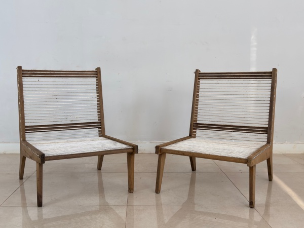Par de Poltronas Vintage, Anos 50 - Com estrutura em madeira e assento e encosto laçados em corda, apresentam desenho característico do período, com estética leve e artesanal. Por se tratar de peças d