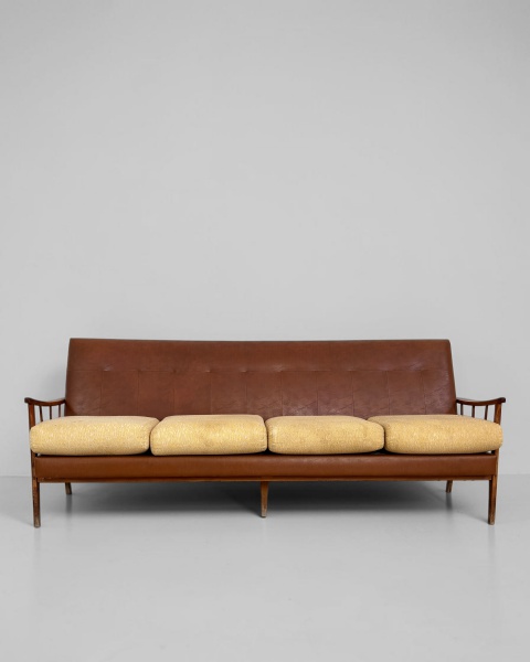 Sofá, estilo Rino Levi - Produzido em madeira nobre, apresenta desenho elegante e linhas marcantes, valorizando a beleza natural da madeira e a estética do mobiliário moderno brasileiro. Medindo 210 c