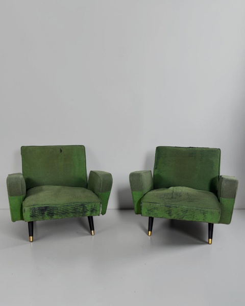 Par de Poltronas, Zanine Caldas (atribuído) - Elegante conjunto atribuído a Zanine Caldas, caracterizado por linhas marcantes, construção robusta e linguagem projetual que valoriza a madeira e a simpl