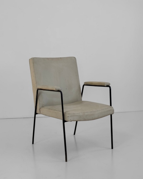 Poltrona, Anos 60 - Com estrutura em ferro maciço, apresenta desenho marcante e linhas características do período. Medindo 80 cm de altura, 60 cm de largura e 54 cm de profundidade. Por se tratar de p