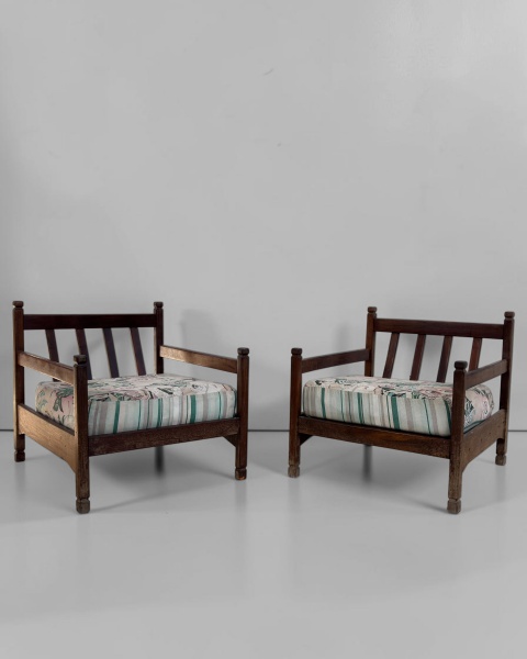 Par de Poltronas, Anos 60 - Produzidas em madeira nobre, apresentam desenho elegante e linhas marcantes, valorizando a beleza natural da madeira. Medindo 70 cm de altura, 70 cm de largura e 78 cm de p