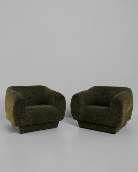 Par de Poltronas, Anos 70 - Apresentam estrutura de desenho amplo e confortável, com formas bem definidas e presença marcante. Medindo 66 cm de altura, 80 cm de largura e 70 cm de profundidade. Por se