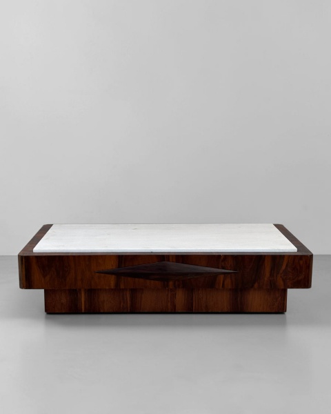 Mesa de Centro, Novo Rumo - Produzida em jacarandá laminado, com tampo em mármore, apresenta desenho sóbrio e elegante, com estrutura de linhas retas e composição equilibrada entre a madeira e a pedra