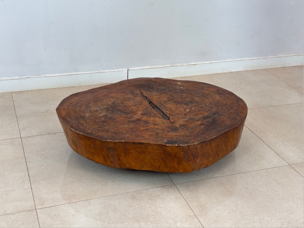 Mesa de Centro - Produzida em madeira maciça, apresenta estrutura robusta e desenho de linhas simples, destacando a textura e a tonalidade natural da madeira. Medindo 112 cm de comprimento, 90 cm de l