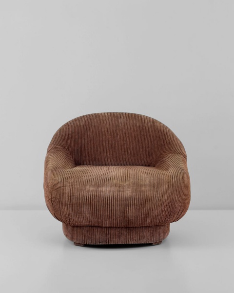 Poltrona, Anos 70 - Apresenta desenho amplo e volumoso, com formas marcantes e proporções que conferem à peça uma presença imponente. Medindo 68 cm de altura, 90 cm de largura e 82 cm de profundidade.