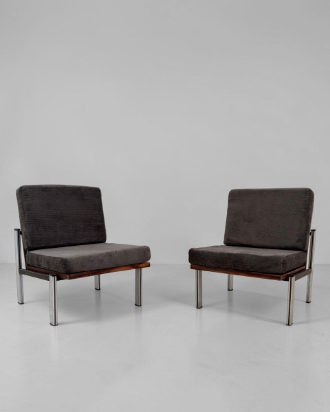 Par de Poltronas Vintage, Anos 60 - Produzidas em jacarandá maciço e laminado, com pés em metal, apresentam estrutura de linhas bem definidas e acabamento que evidencia a combinação entre a madeira e