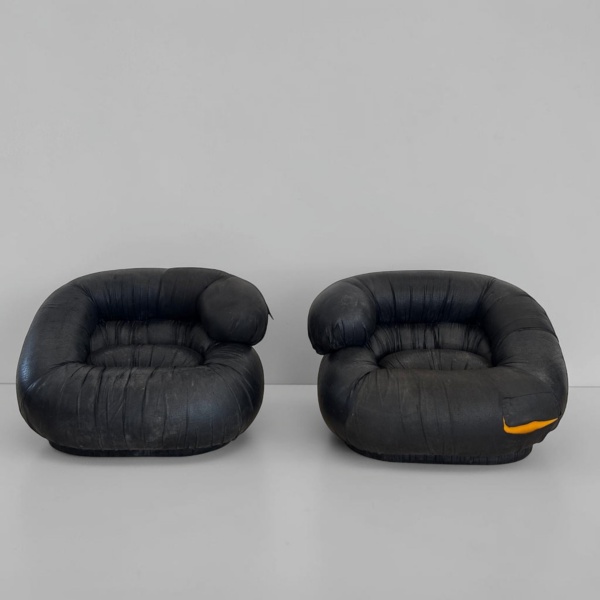 Par de Poltronas italianas - Anos 70, De linhas amplas e proporções generosas, traduzem a sofisticação e o conforto característicos do design italiano da década de 1970, com presença marcante e equilí