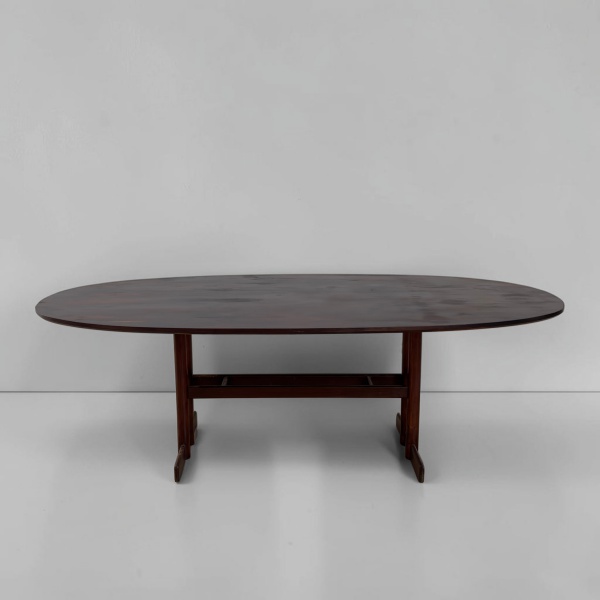 Mesa de Jantar, Novo Rumo - Produzida em jacarandá laminado, apresenta desenho sóbrio e elegante, com proporções generosas e estrutura de linhas bem definidas. Medindo 220 cm de comprimento, 104 cm de
