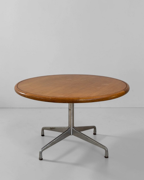 Mesa, Charles e Ray Eames - Apresenta desenho de linhas simples e proporções equilibradas, com visual leve e funcional. Medindo 124 cm de diâmetro e 74 cm de altura. Por se tratar de peça de época, po