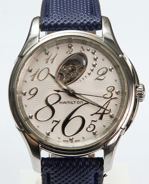 RELÓGIO: HAMILTON JAZZMASTER OPEN HEART COM FUNDO ESQUELETO. TAMANHO: 38MM. MOVIMENTO: AUTOMÁTICO. CAIXA: EM AÇO. OS RELÓGIOS SÃO VENDIDOS NO ESTADO DE CONSERVAÇÃO QUE SE ENCONTRAM. SÃO RELÓGIOS USADO
