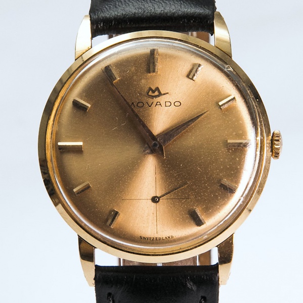 RELÓGIO: MOVADO EM OURO, CAIXA SUÍÇA. TAMANHO: 32MM. MOVIMENTO: CORDA MANUAL. OS RELÓGIOS SÃO VENDIDOS NO ESTADO DE CONSERVAÇÃO QUE SE ENCONTRAM. SÃO RELÓGIOS USADOS, ONDE É POSSÍVEL VERIFICAR DETALHE